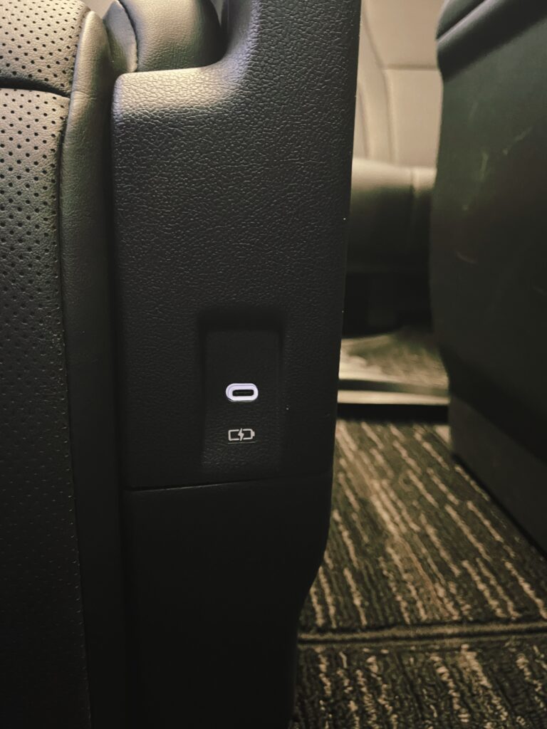 アルファードの充電ポート